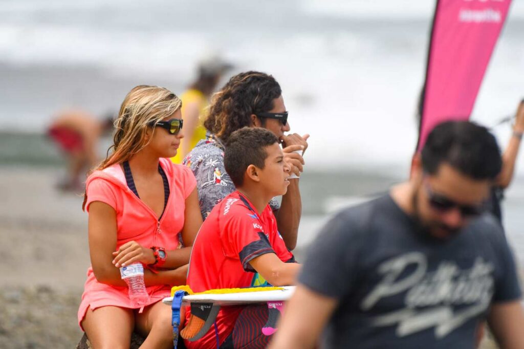 ¡Nuevo contenido del equipo próximamente! 6 Bomber familia viendo el concurso de surf en Costa Rica