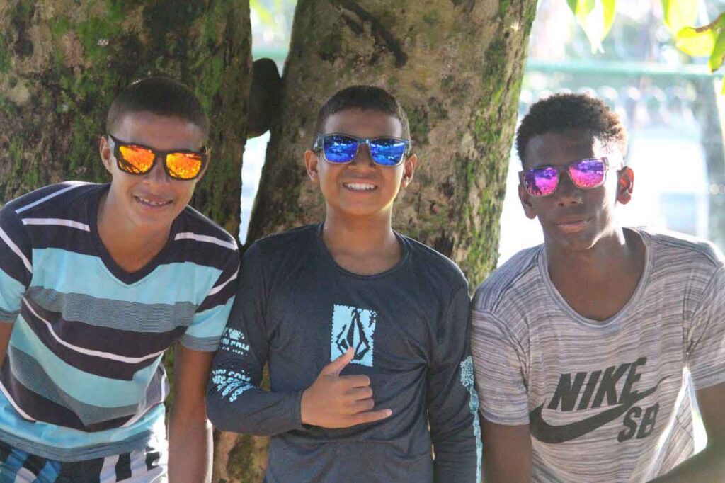 ¡Nuevo contenido del equipo próximamente! 7 Amigos juntos vistiendo gafas de sol polarizadas flotantes