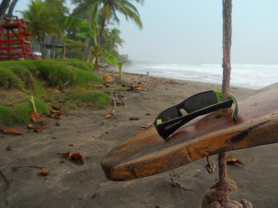 Descubre la Vida Bomber 4 Bomber gafas de sol de balanceándose en la playa de Costa Rica