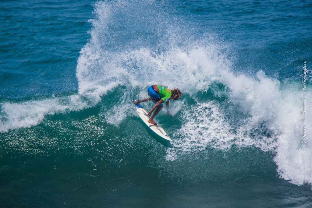 ¡Nuevo contenido del equipo próximamente! 30 Costa Rica surfista haciendo un gran spray Roca Loca