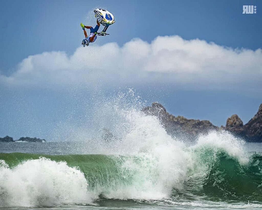 ¡Nuevo contenido del equipo próximamente! 1 Bomber Equipo realizando un loco backflip en una moto de agua