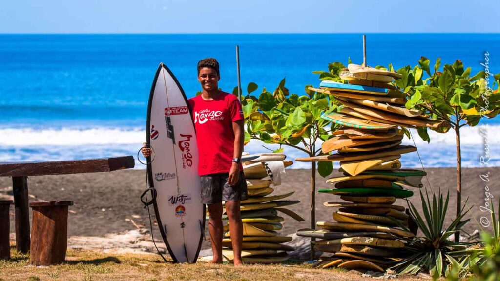 ¡Nuevo contenido del equipo próximamente! 13 Bomber Floating Eyewear Latin America Equipo surfista posando con tablas de surf cerca de Bowie's Point Hermosa Costa Rica
