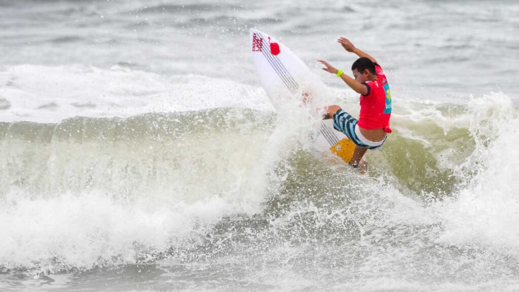 ¡Nuevo contenido del equipo próximamente! 16 Bomber Floating Eyewear Latin America Equipo surfista frontside slash