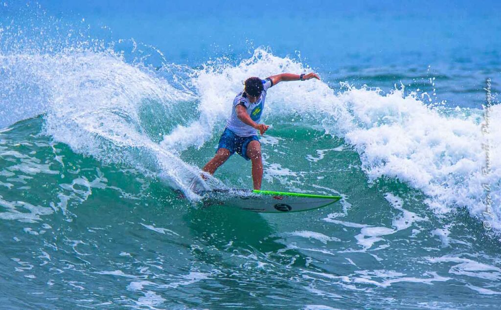 ¡Nuevo contenido del equipo próximamente! 31 Bomber Floating Eyewear Latin America Equipo surfista ripping olas de Costa Rica