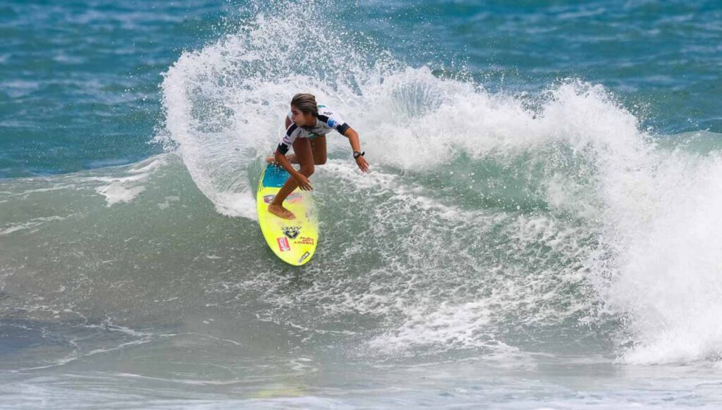 ¡Nuevo contenido del equipo próximamente! 27 Bomber Floating Eyewear Latin America Equipo surfista haciendo un gran spray