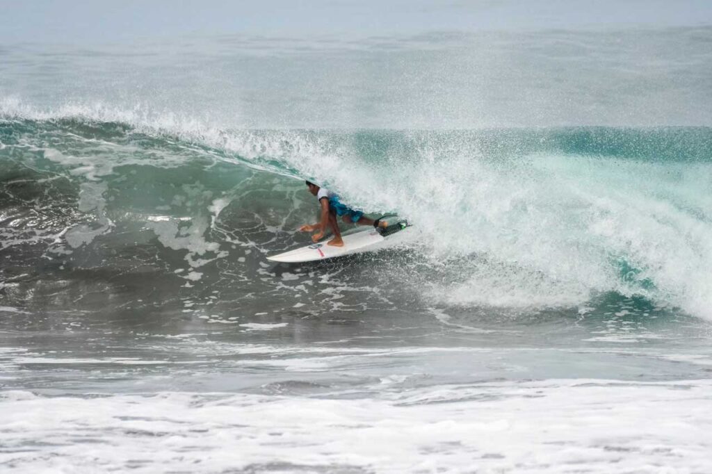 ¡Nuevo contenido del equipo próximamente! 20 Bomber Floating Eyewear Latin America surfista en al tubo Costa Rica