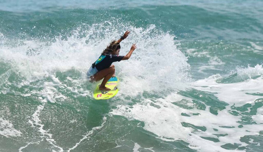 ¡Nuevo contenido del equipo próximamente! 25 Bomber Floating Eyewear Latin America Equipo surfista cortando grandes olas en Puerto Viejo Costa Rica