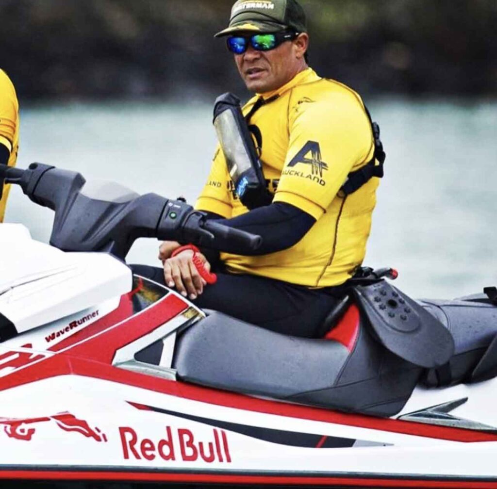 Descubre la Vida Bomber 26 Bomber Team Rider luciendo gafas de sol mientras está sentado en su moto de agua
