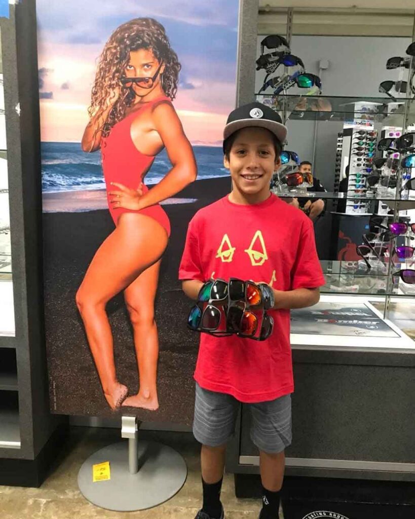 ¡Nuevo contenido del equipo próximamente! 39 Bomber Floating Eyewear Latin America Equipo surfista con super schwag in Mango Surf and Skate