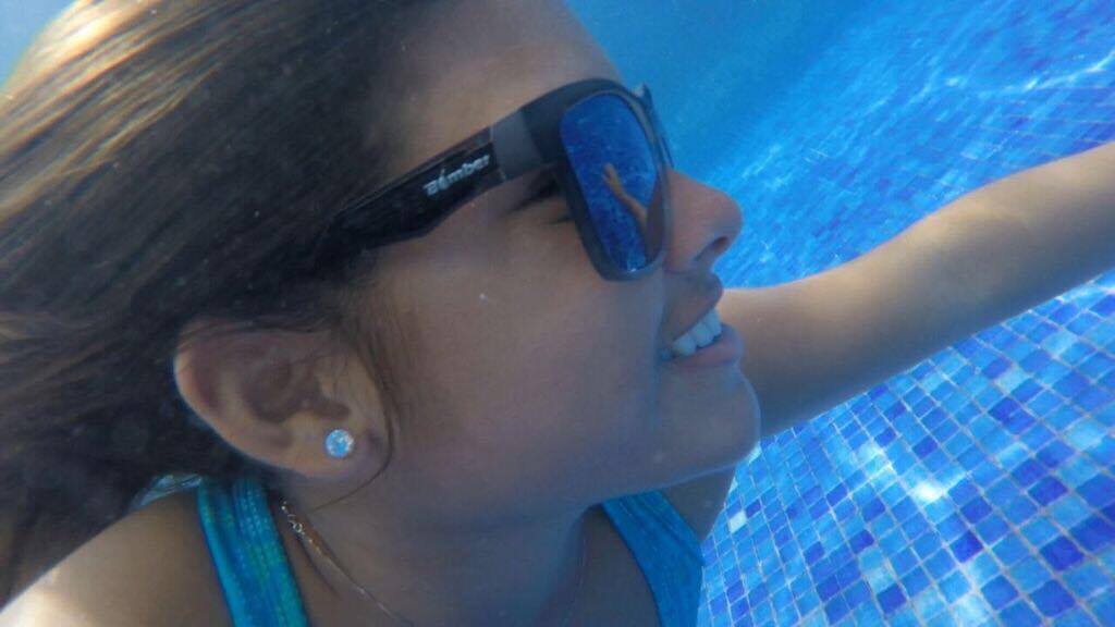 ¡Nuevo contenido del equipo próximamente! 5 Surfista del Bomber Equipo nadando bajo el agua en una piscina mientras usa sus gafas de sol