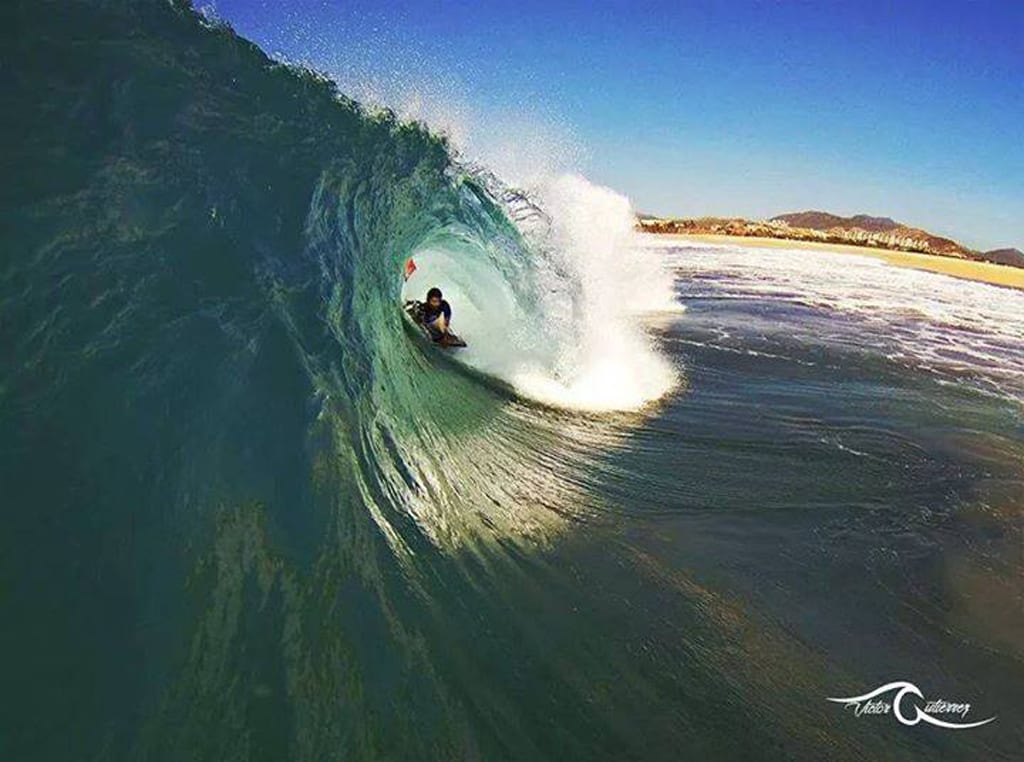 ¡Nuevo contenido del equipo próximamente! 2 Bomber Equipo boogie boarder en el tubo - foto Victor Guterrez