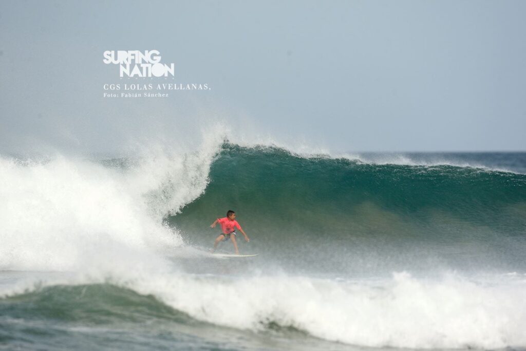 ¡Nuevo contenido del equipo próximamente! 29 Surfing Nation Bomber surfista sobre una gran ola Lolas Avellanas - foto Fabian Sánchez