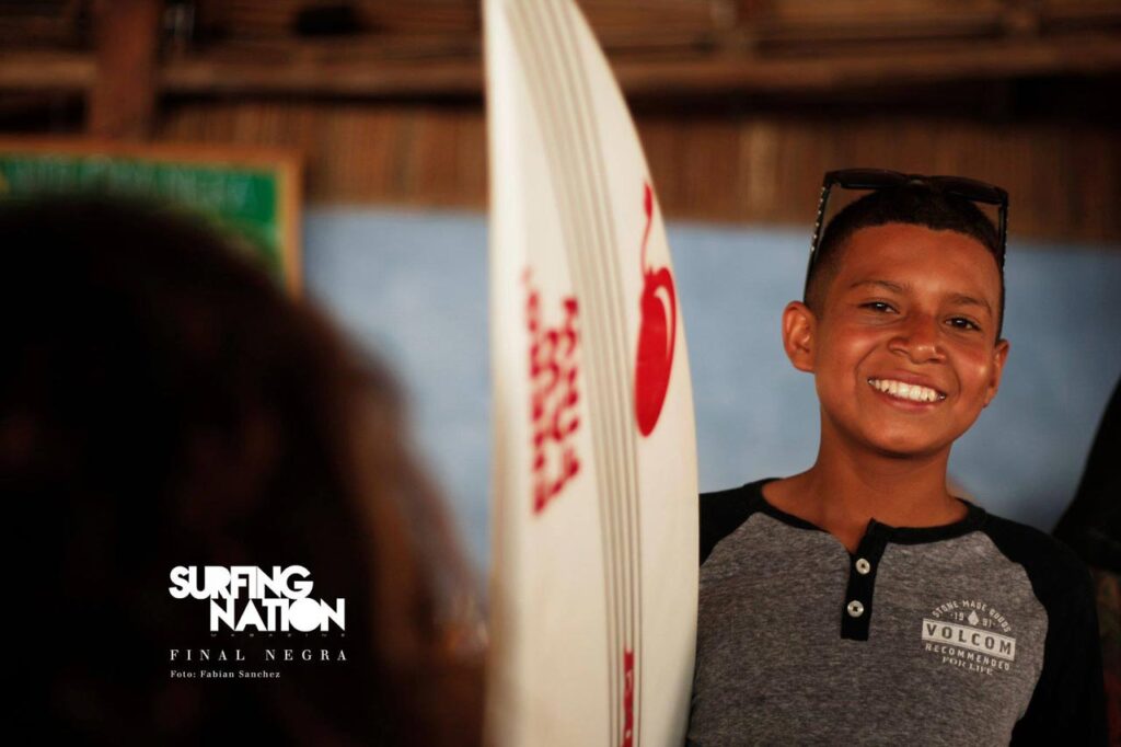 ¡Nuevo contenido del equipo próximamente! 21 Surfing Nation foto del surfista del equipo grom final negra