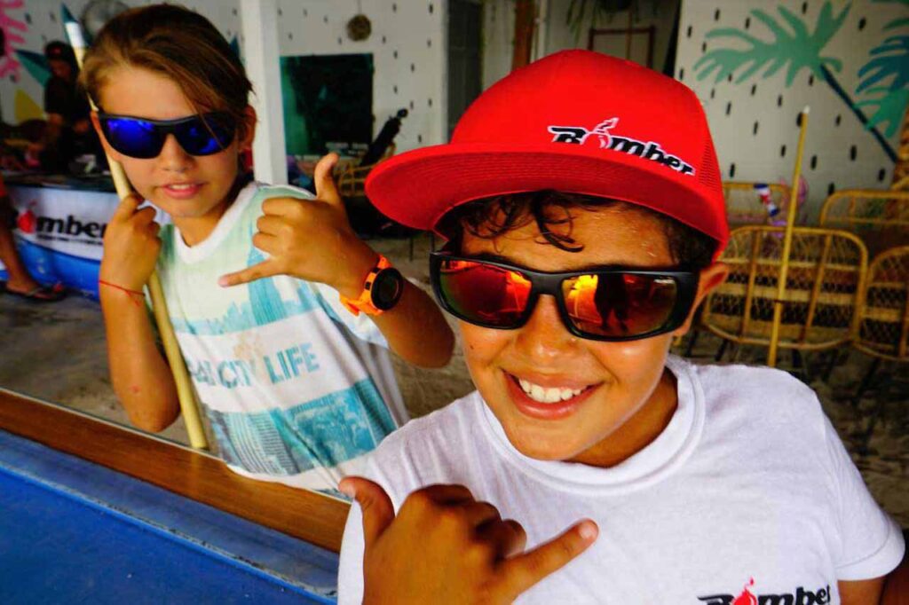 Descubre la Vida Bomber 23 Dos niños costarricenses feliz vistiendo Bomber ropa y gafas