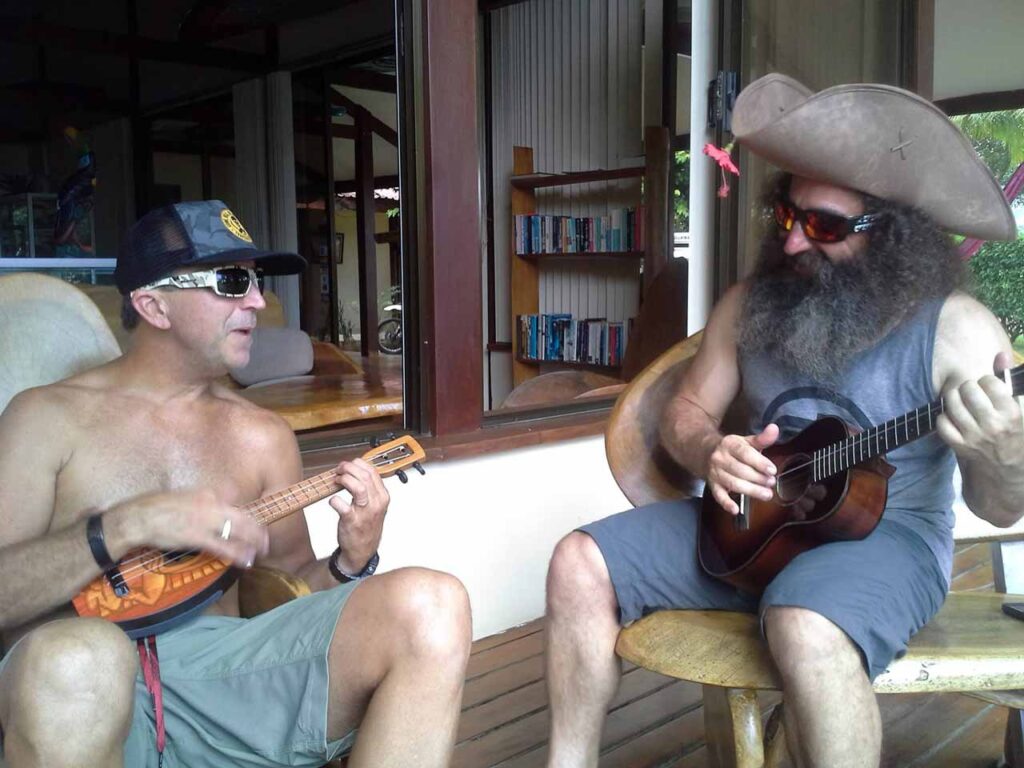 Descubre la Vida Bomber 29 Equipo de paddle board YOLO tocando el ukelele en Vista Guapa Surf Camp en Costa Rica