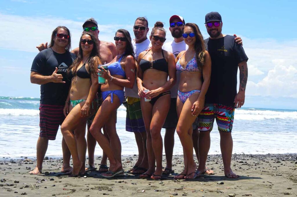 Descubre la Vida Bomber 20 Amigos agrupados en la playa en Costa Rica vistiendo bombardero gafas de sol flotantes polarizadas