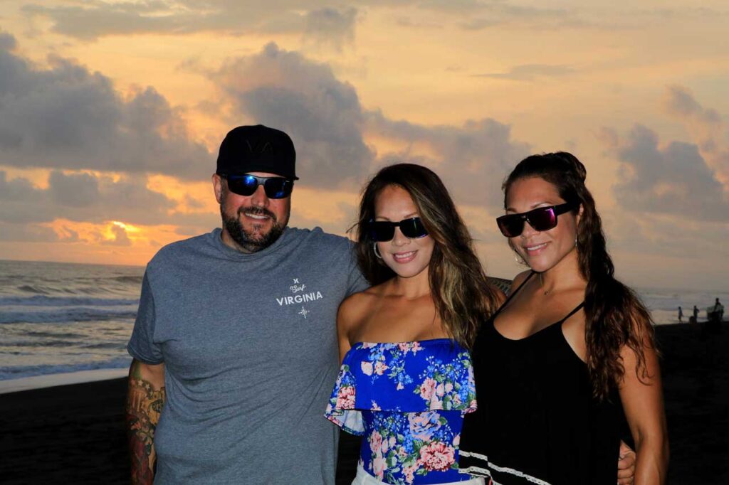 Descubre la Vida Bomber 24 Group of friends wearing Bomber Floating Eyewear while enjoying a sunset on Hermosa Beach Costa Rica