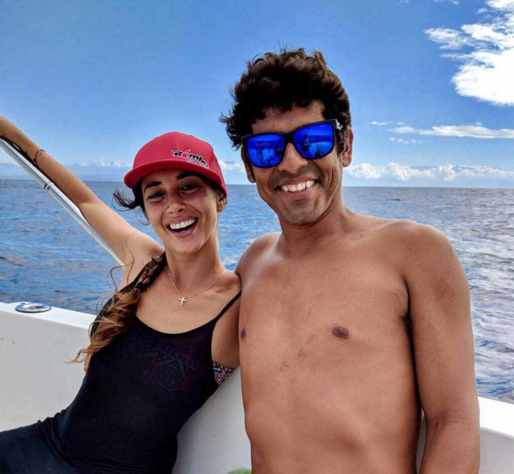 Descubre la Vida Bomber 5 Feliz pareja en barco en Costa Rica con gafas flotantes Bomber