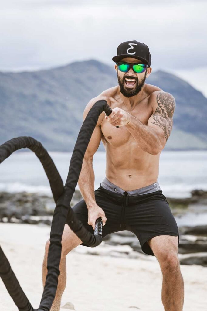 Descubre la Vida Bomber 15 Atleta costarricense con gafas de sol Reggie Bomb usando las cuerdas de batalla