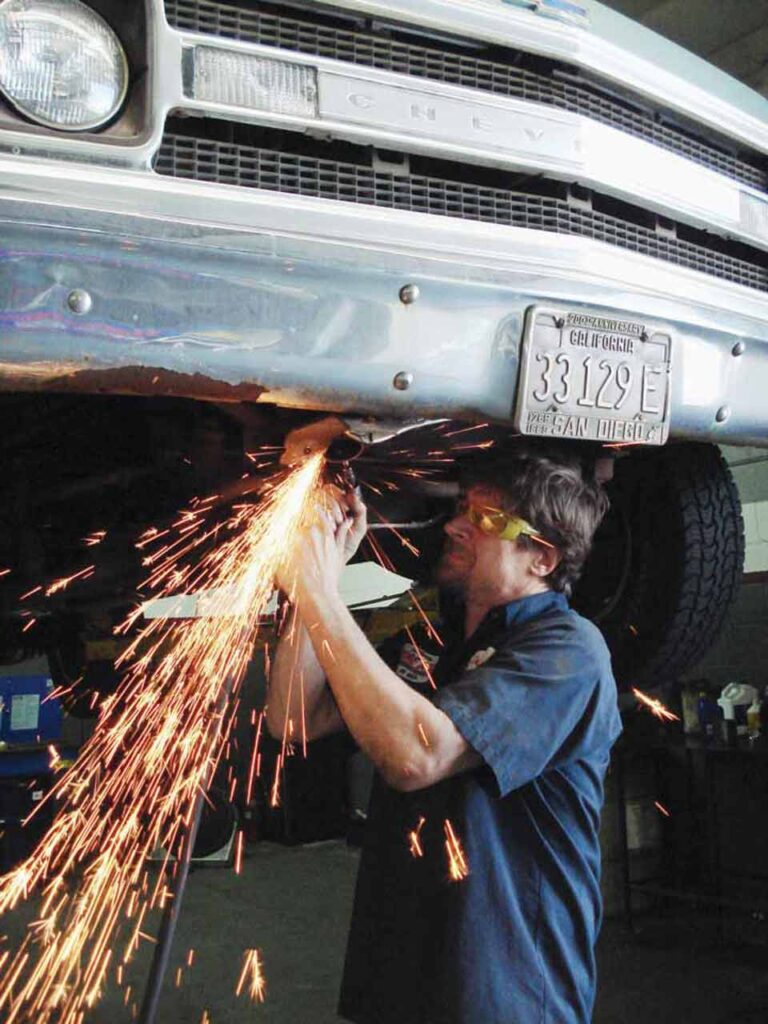 Descubre la Vida Bomber 10 Hombre moliendo metal en un automóvil mientras usa Bomber gafas de seguridad