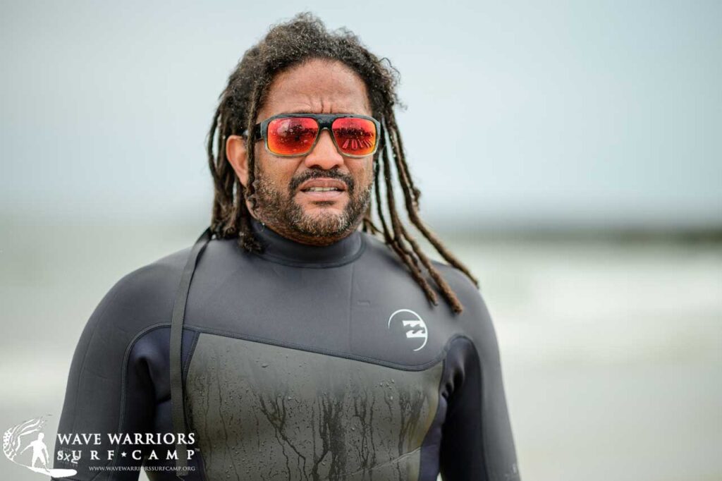 Descubre la Vida Bomber 9 Paddleboarder en traje de neopreno con gafas de sol Mega Bomb con espejo rojo
